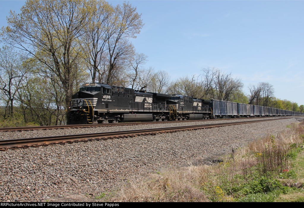 NS 4500 takes trash train 63V West